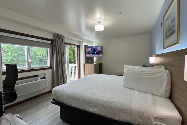 King Room | Egyptian cotton sheets, premium bedding, memory-foam beds