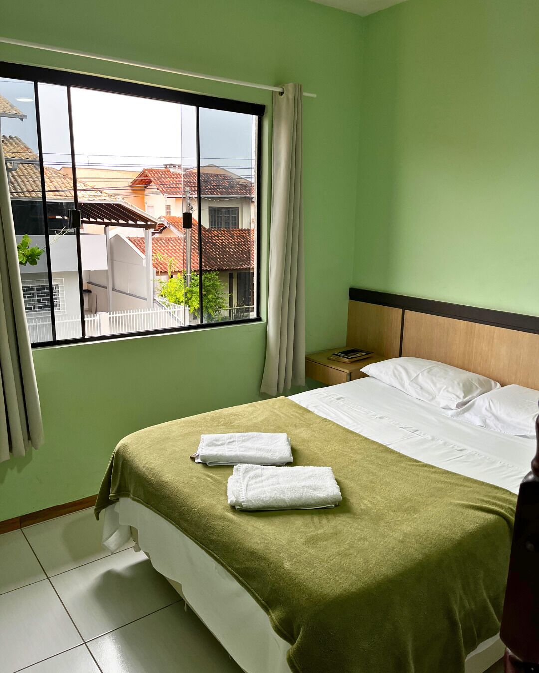 1 habitación, escritorio y espacio para trabajar con laptop 