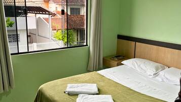 1 habitación, escritorio y espacio para trabajar con laptop