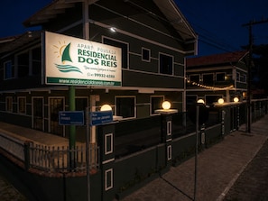 A two-story building with a sign advertising 'Apart Pousada Residencial Dos Reis.' - Residencial dos Reis (São Francisco do Sul)