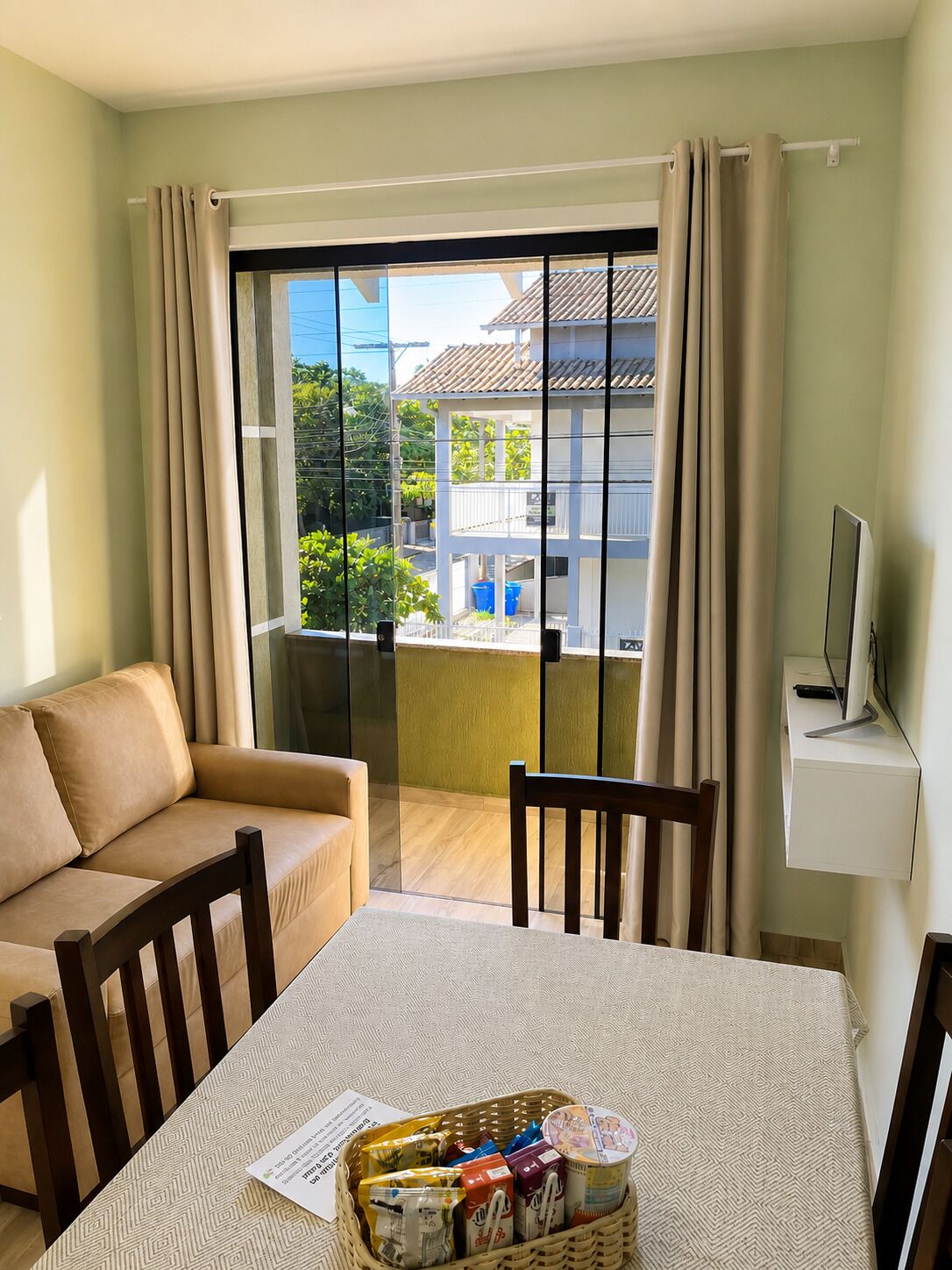 Standaard appartement, 2 slaapkamers | Woonruimte | Een 32-inch flatscreentelevisie met digitale zenders