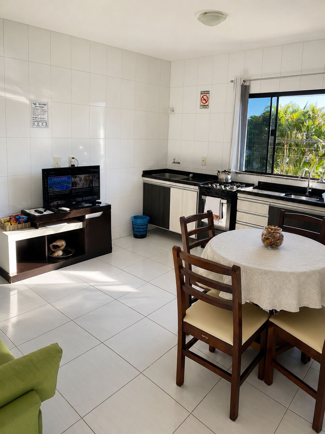 Refrigerador con freezer, microondas, horno, placa de cocina