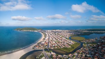 Nära stranden och parasoller