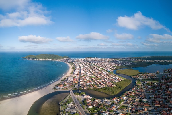 Nära stranden och parasoller