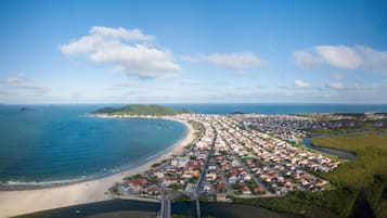 Perto da praia, guarda-sóis