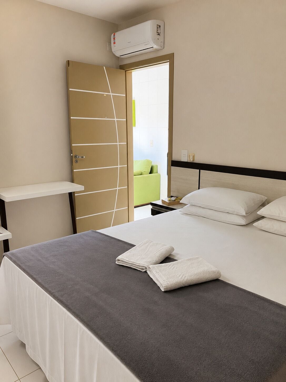 Deluxe appartement, 1 slaapkamer | 1 slaapkamer, een bureau, een laptopwerkplek, verduisterende gordijnen