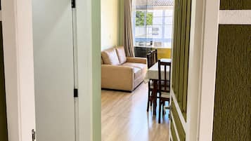 Apartamento standard, 2 quartos | Sala de jantar