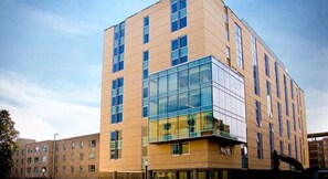 Exterior - Queen's University - David C. Smith House - Campus Accommodation (Kingston)