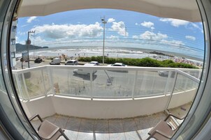 Suíte premium, vista para o mar | Frigobar, Wi-Fi de cortesia