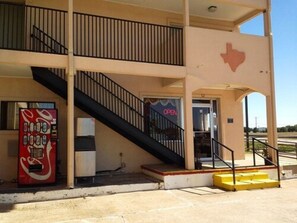 Exterior - Texas Inn (Waxahachie)