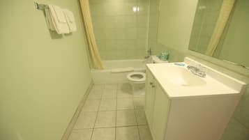Combined shower/tub, towels