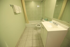 Combined shower/bathtub, towels - Texas Inn (Waxahachie)