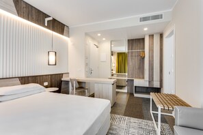 Studio Suite Junior, ban công, cạnh hồ | Két bảo mật tại phòng, bàn, màn/rèm cản sáng, phòng cách âm