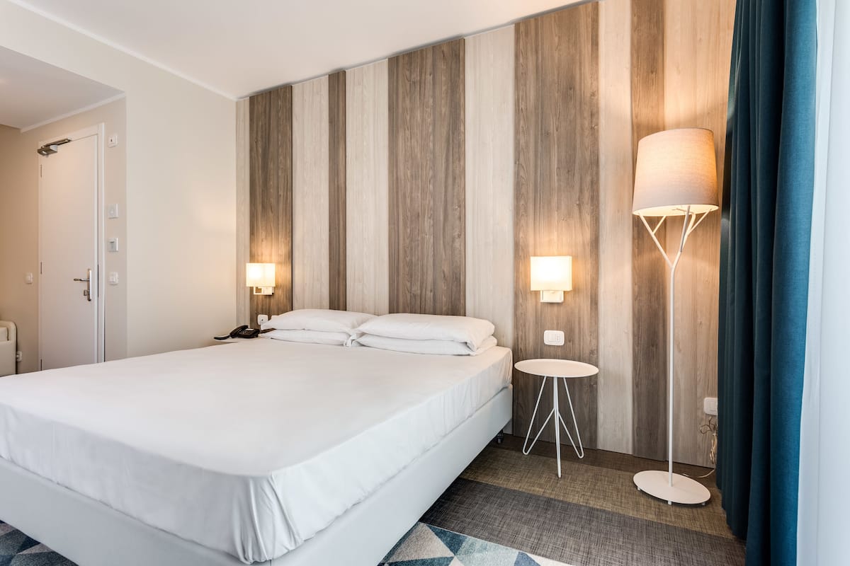 deluxe studio suite, balcony, lakeside | 1 bedroom, in-room safe, desk, blackout curtains