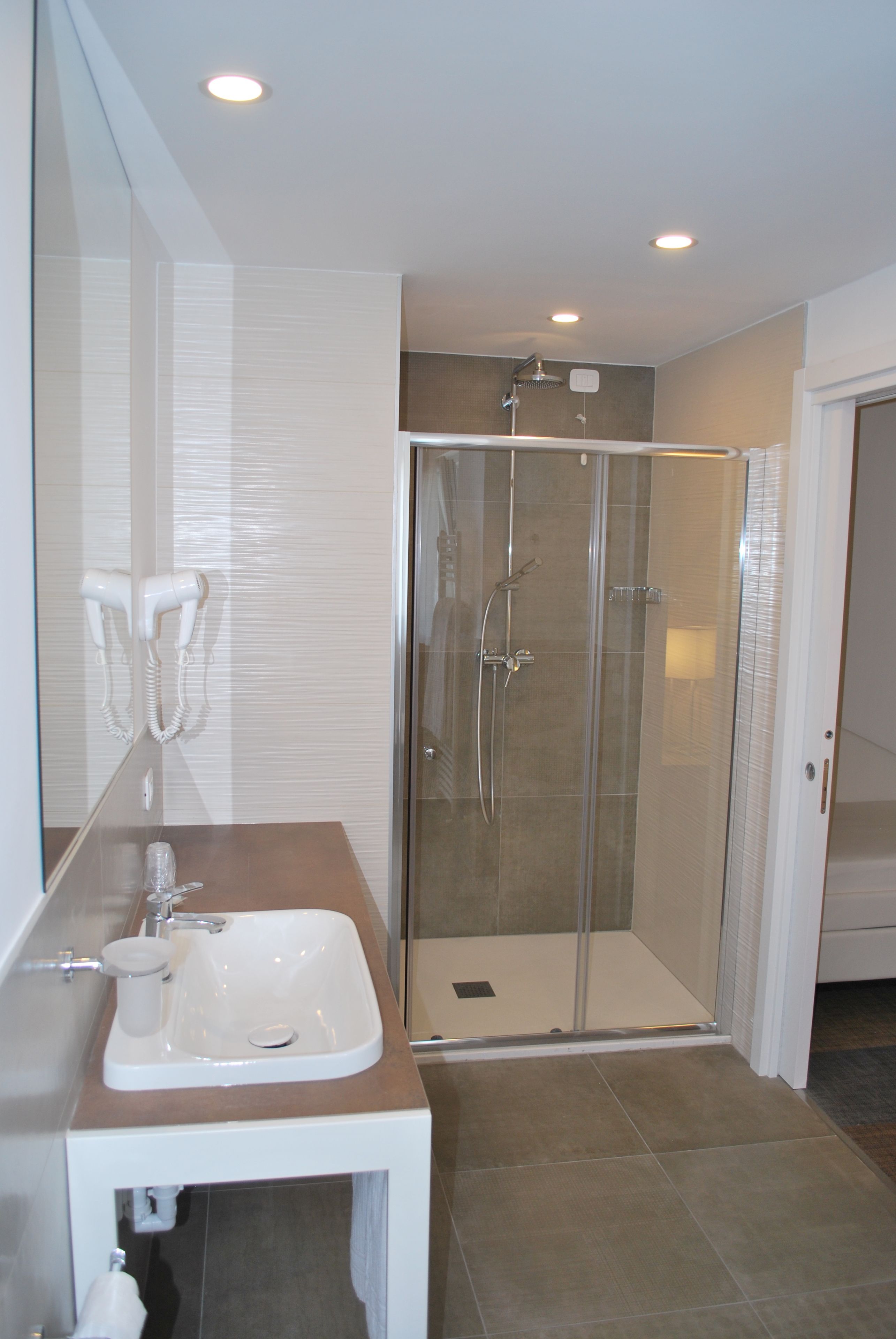 deluxe studio suite, balcony, lakeside | bathroom | shower, free toiletries, hair dryer, bidet