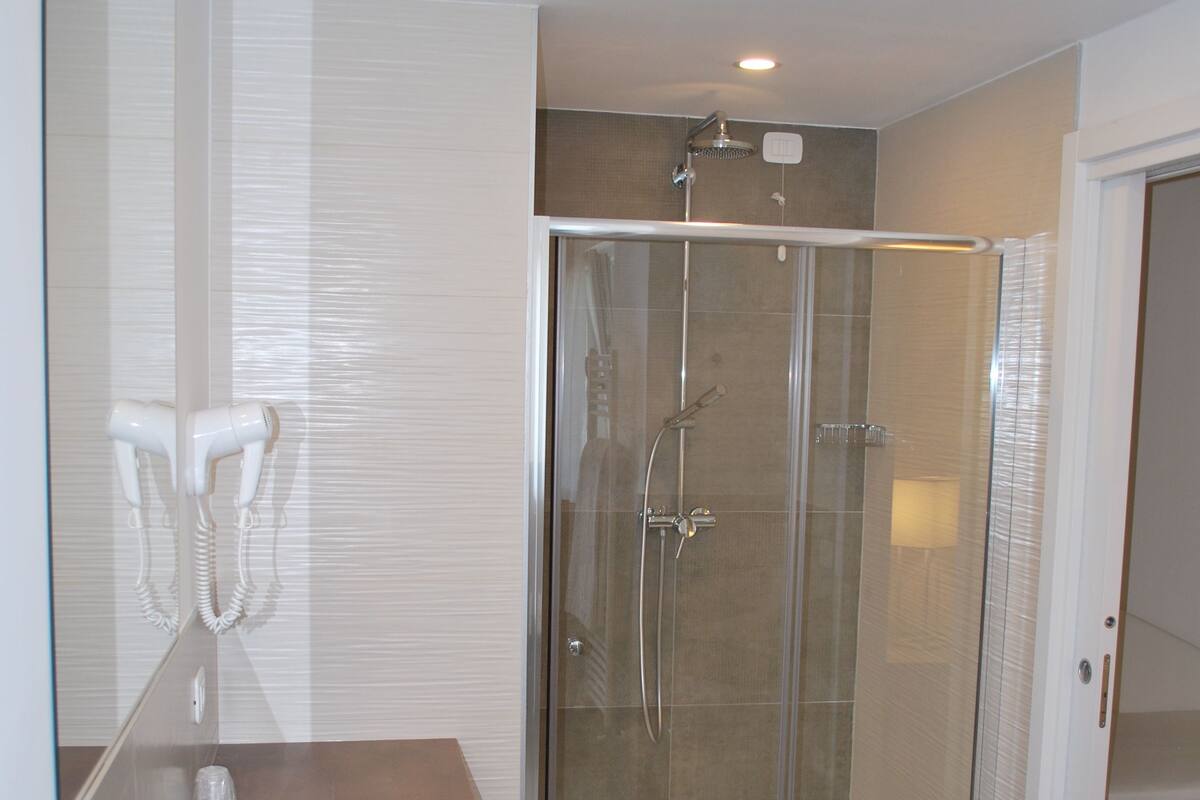 deluxe studio suite, balcony, lakeside | bathroom | shower, free toiletries, hair dryer, bidet