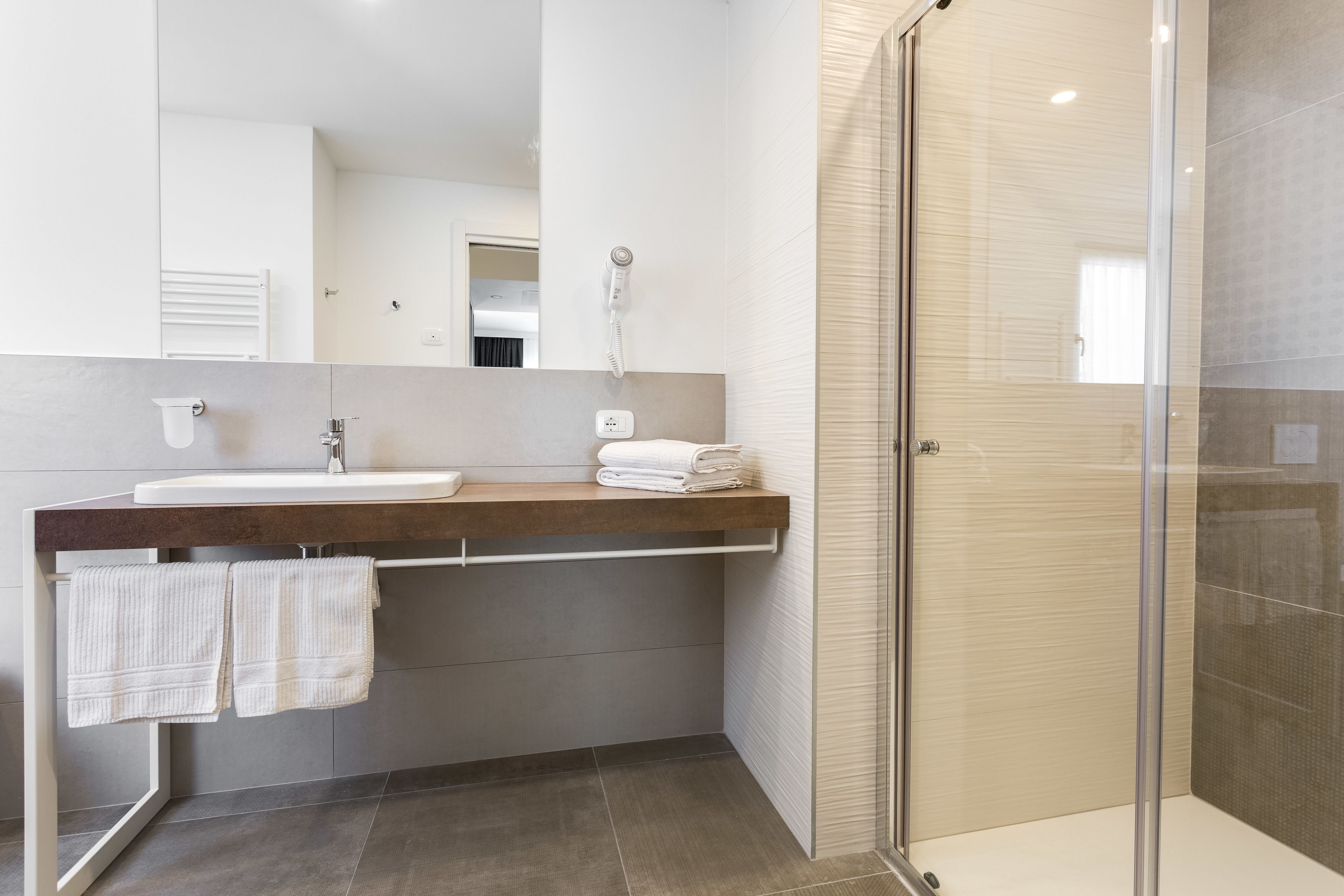 deluxe studio suite, balcony, lakeside | bathroom | shower, free toiletries, hair dryer, bidet