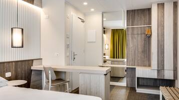 Suite Studio Junior, balcon, en bord de lac | Coffres-forts dans les chambres, bureau, rideaux occultants