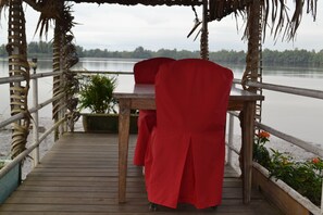 Der serveres morgenmad, frokost, aftensmad og lokale retter 