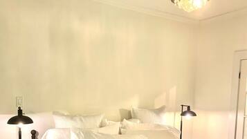 Kamar, kamar mandi pribadi (Library-room, 1st Floor) | Seprai premium, bantalan ekstra lembut, dan didekorasi berbeda-beda