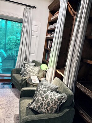 Cottage Library Room | Ropa de cama de alta calidad y camas con pillow-top 
