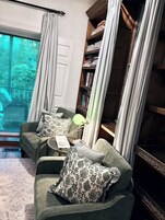 Cottage Library Room | Premium bedding, pillowtop beds, iron/ironing board (on request)