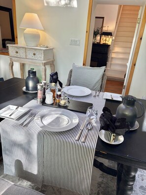 Free daily full breakfast - Plantation House Bed & Breakfast (Port Hope)
