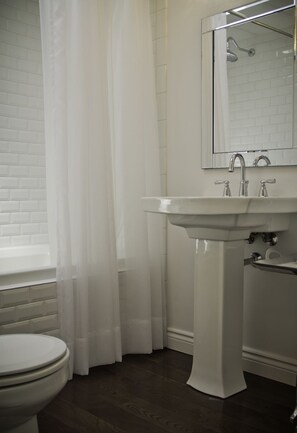 Designer toiletries, hair dryer, bathrobes, towels - Plantation House Bed & Breakfast (Port Hope)