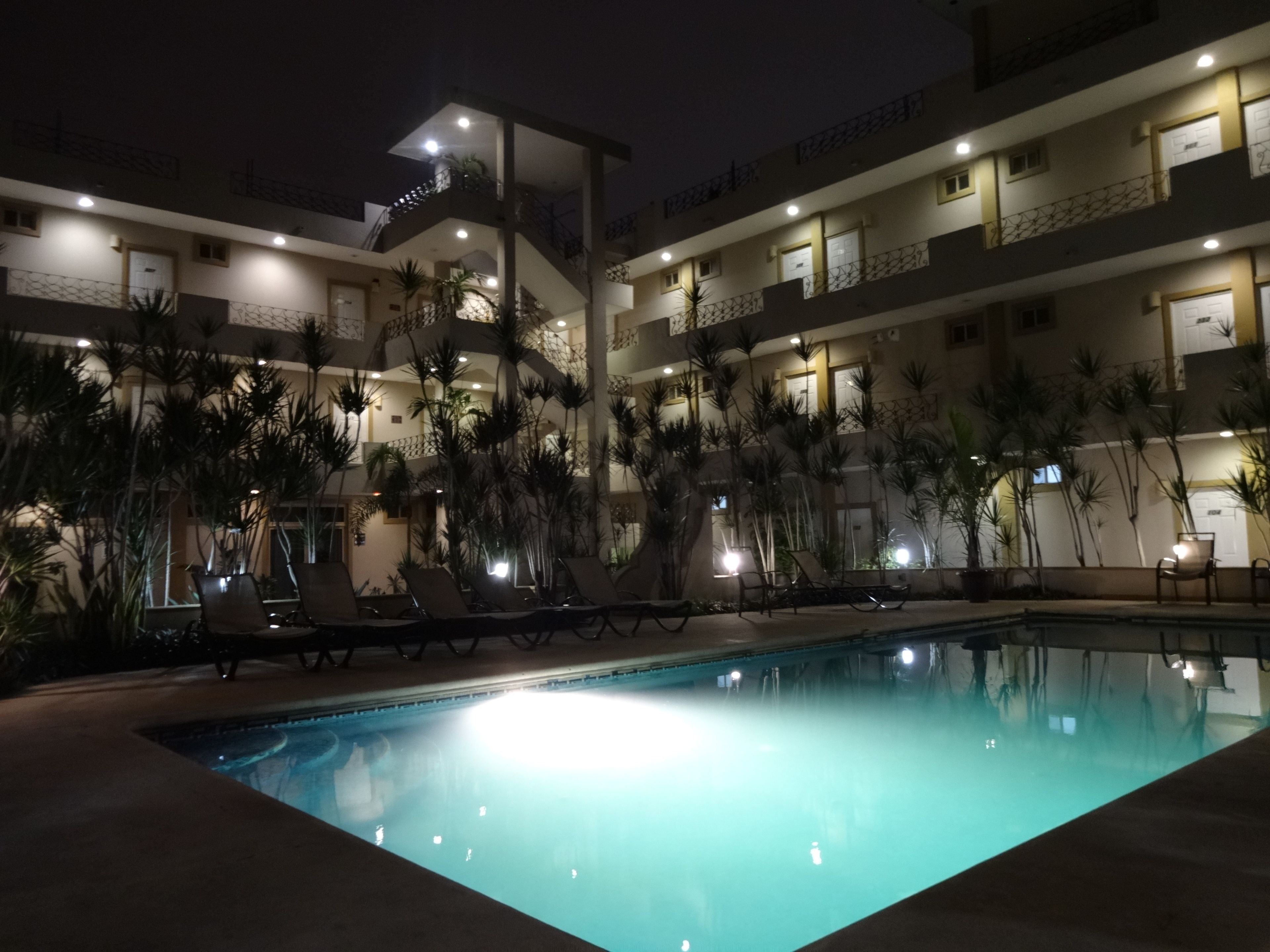 2 من حمّامات السباحة الخارجية