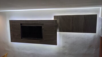 Roupas de cama premium, escrivaninha, Wi-Fi de cortesia, roupa de cama