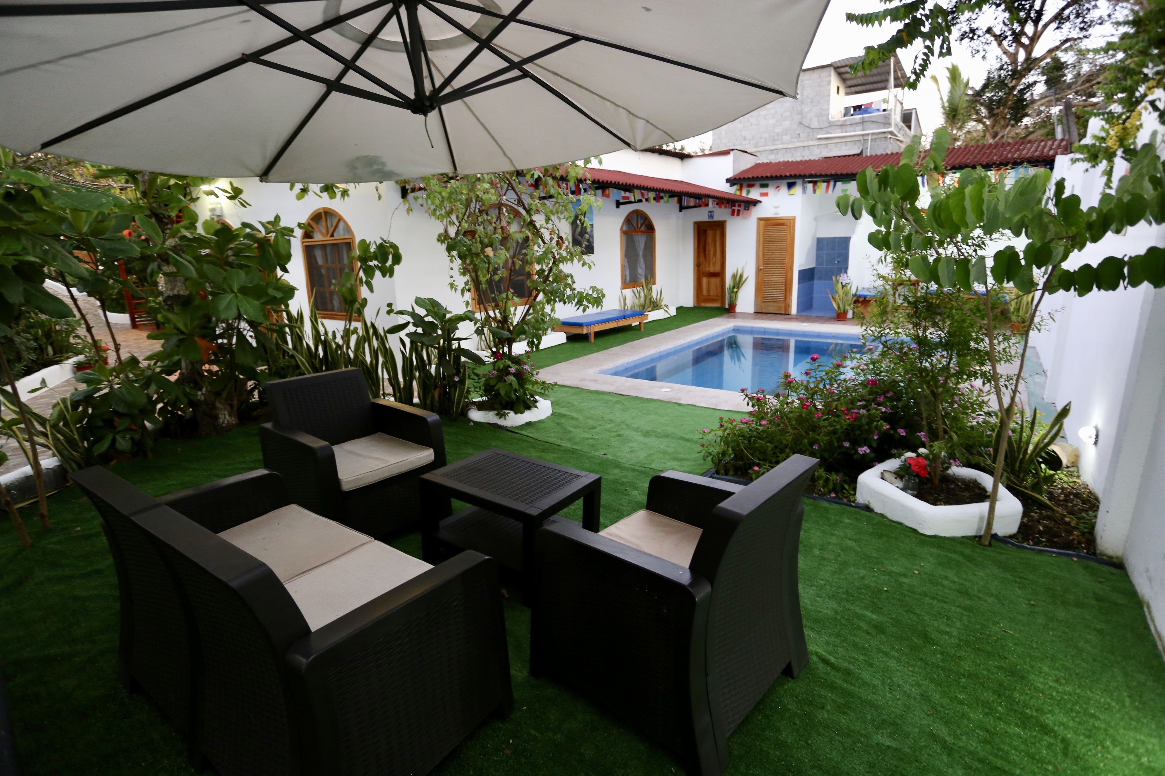 Una piscina al aire libre, tumbonas