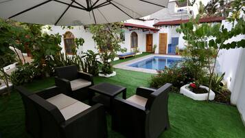 Una piscina al aire libre, tumbonas