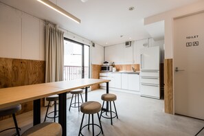 Kjøleskap, mikrobølgeovn (på forespørsel), vannkoker og kjøkkenutstyr