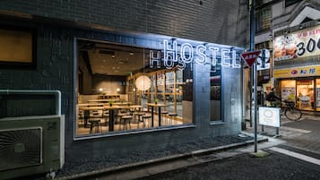 Se sirven comidas, cenas y cocina japonesa