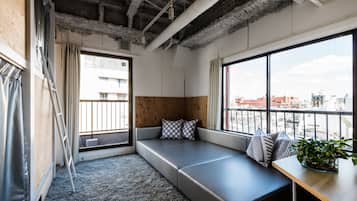Habitación familiar, para no fumadores | Área de sala de estar