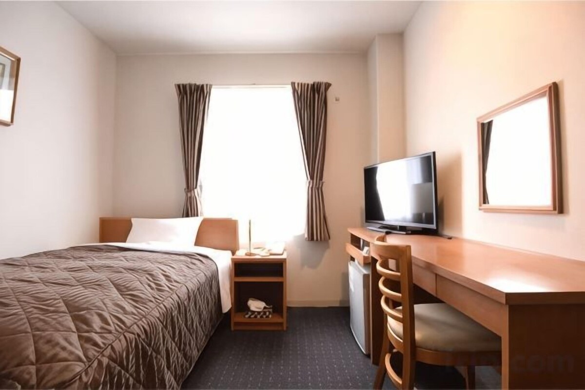 Desk, blackout drapes, WiFi (free), bed sheets
