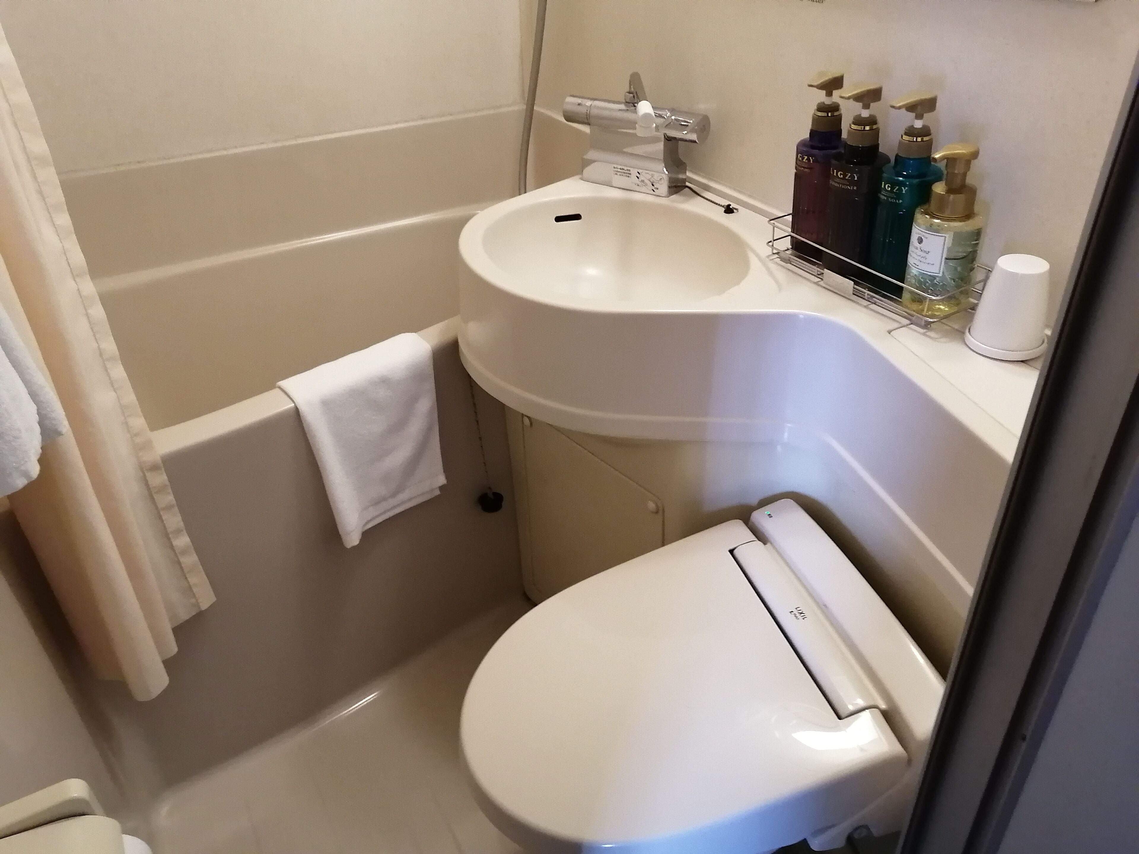 combined shower/bathtub, deep-soaking bathtub, free toiletries