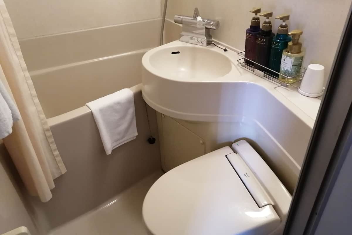 combined shower/bathtub, deep-soaking bathtub, free toiletries