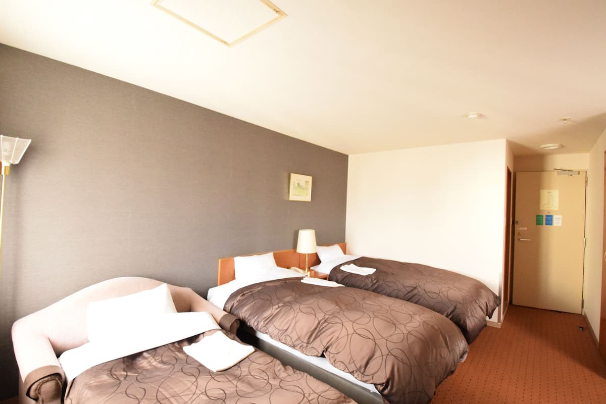 desk, blackout curtains, free wifi, bed sheets