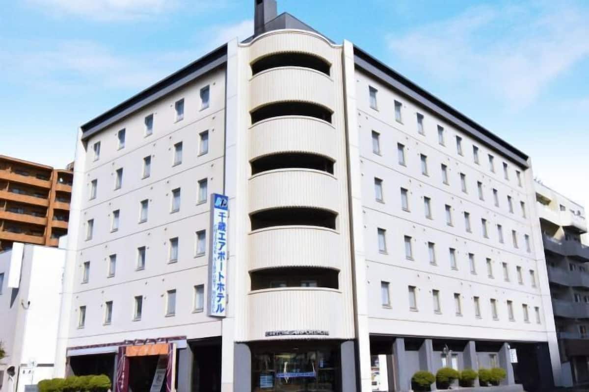 Ein Mehrstöckiges Hotel mit einer zentralen Atrium und Balkonen an jeder Etage, mit einem Schild, das einen Businessbereich kennzeichnet.