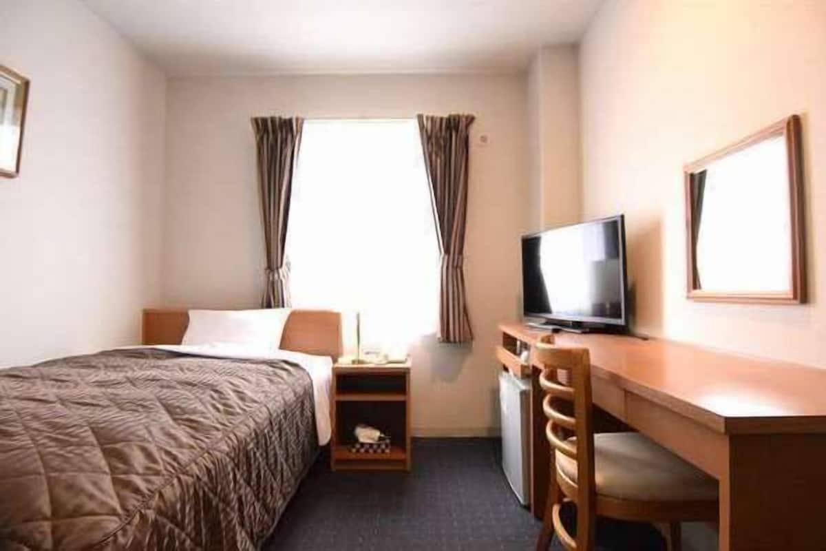 Escrivaninha, cortinas blackout, Wi-Fi de cortesia, roupa de cama