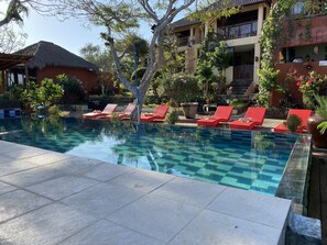 Piscine extérieure, parasols de plage, chaises longues