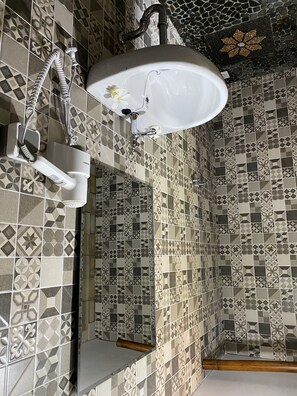Superior maisonnette, 1 slaapkamer, uitzicht op oceaan, aan het zwembad | Badkamer | Een douche, een regendouche, een haardroger, handdoeken