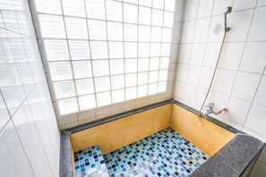 Deep-soaking bathtub - AOIKE Hot Spring Hotel (Jiaoxi)