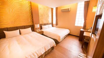 Escritorio, wifi gratis y ropa de cama