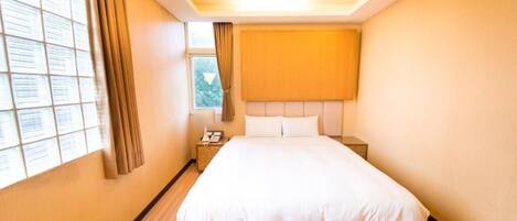 Deluxe Room | Desk, WiFi (free), bed sheets
