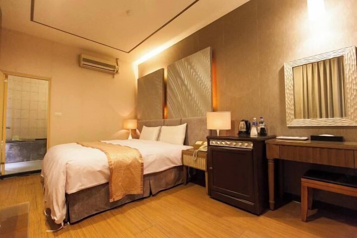 Desk, WiFi (free), bed sheets