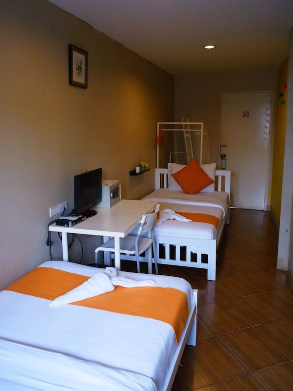 Standard Twin Room with Shared Bathroom | 객실 내 금고, 무료 WiFi, 침대 시트