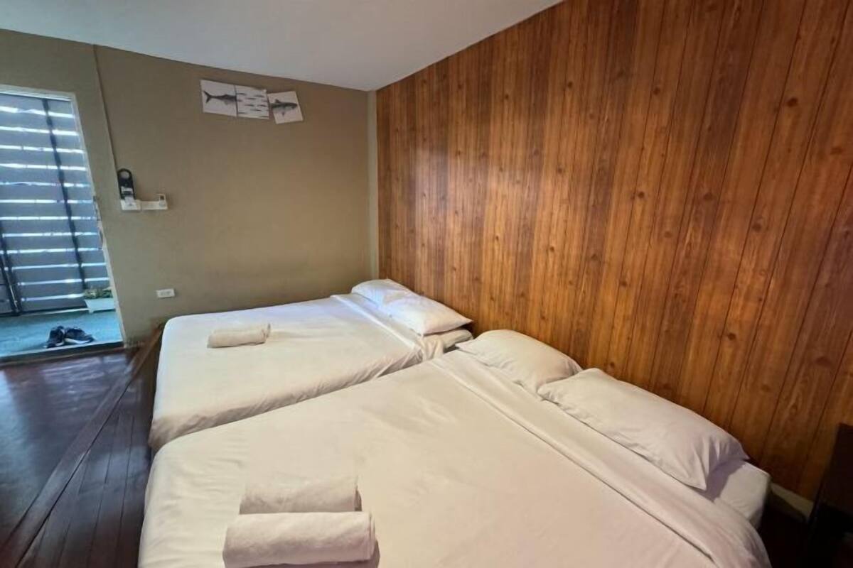 In-room safe, WiFi (free), bed sheets
