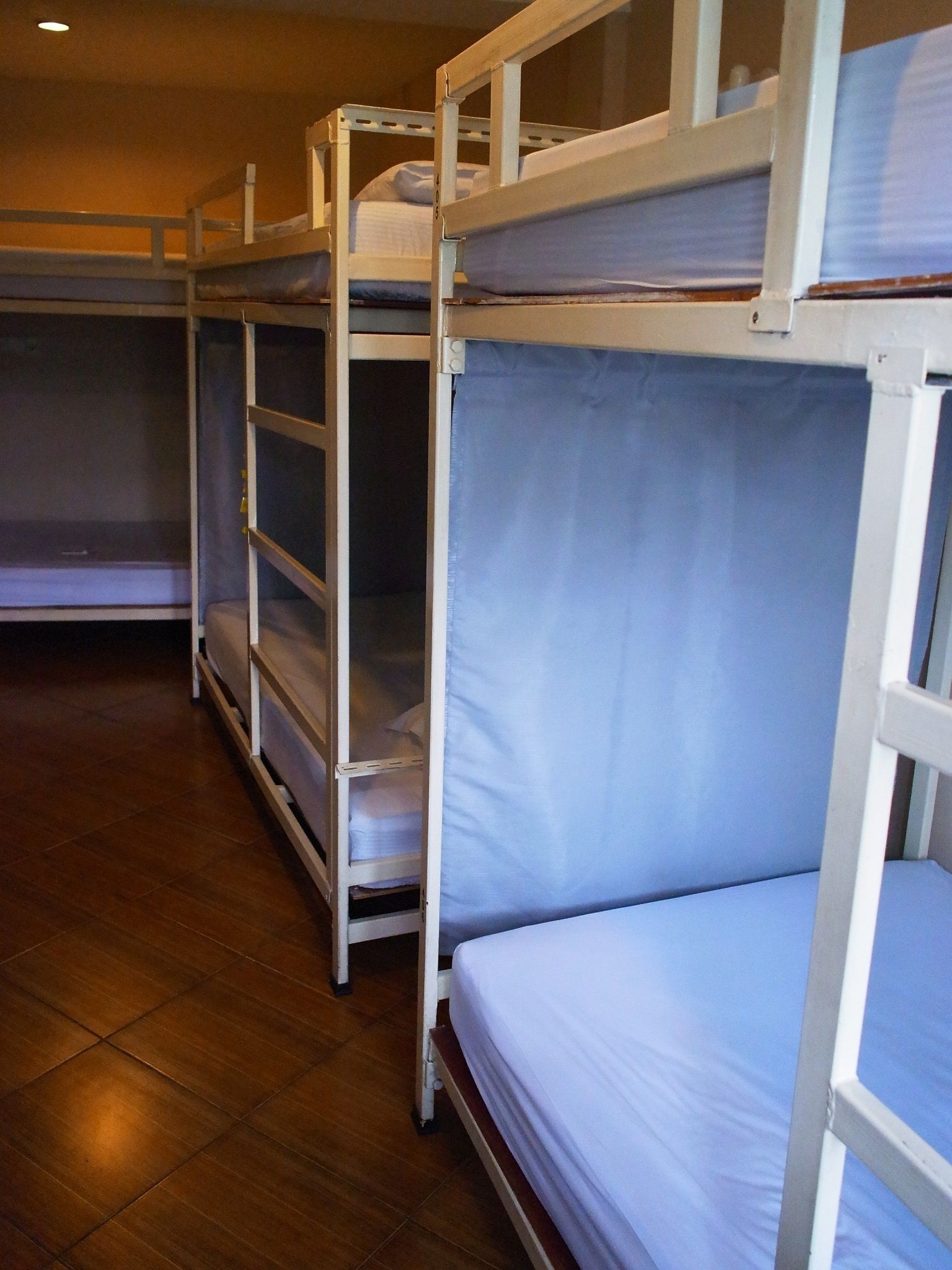 Een kamer met stapelbedden en houten vloeren.